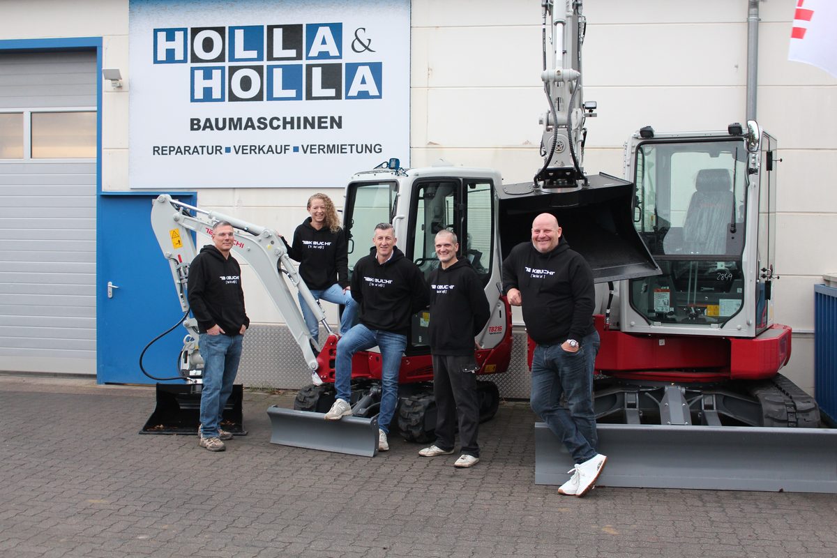 Das Team von Holla & Holla vor dem Betriebsgelände