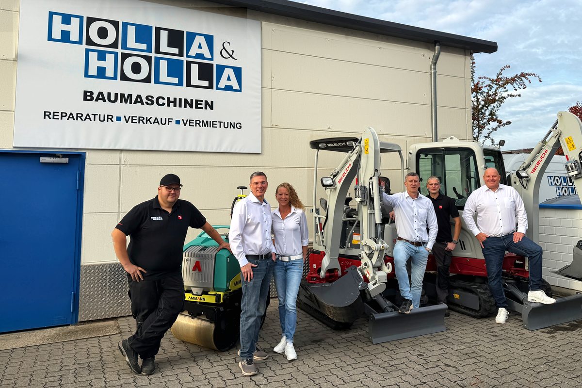 Das Team von Holla & Holla vor dem Betriebsgelände